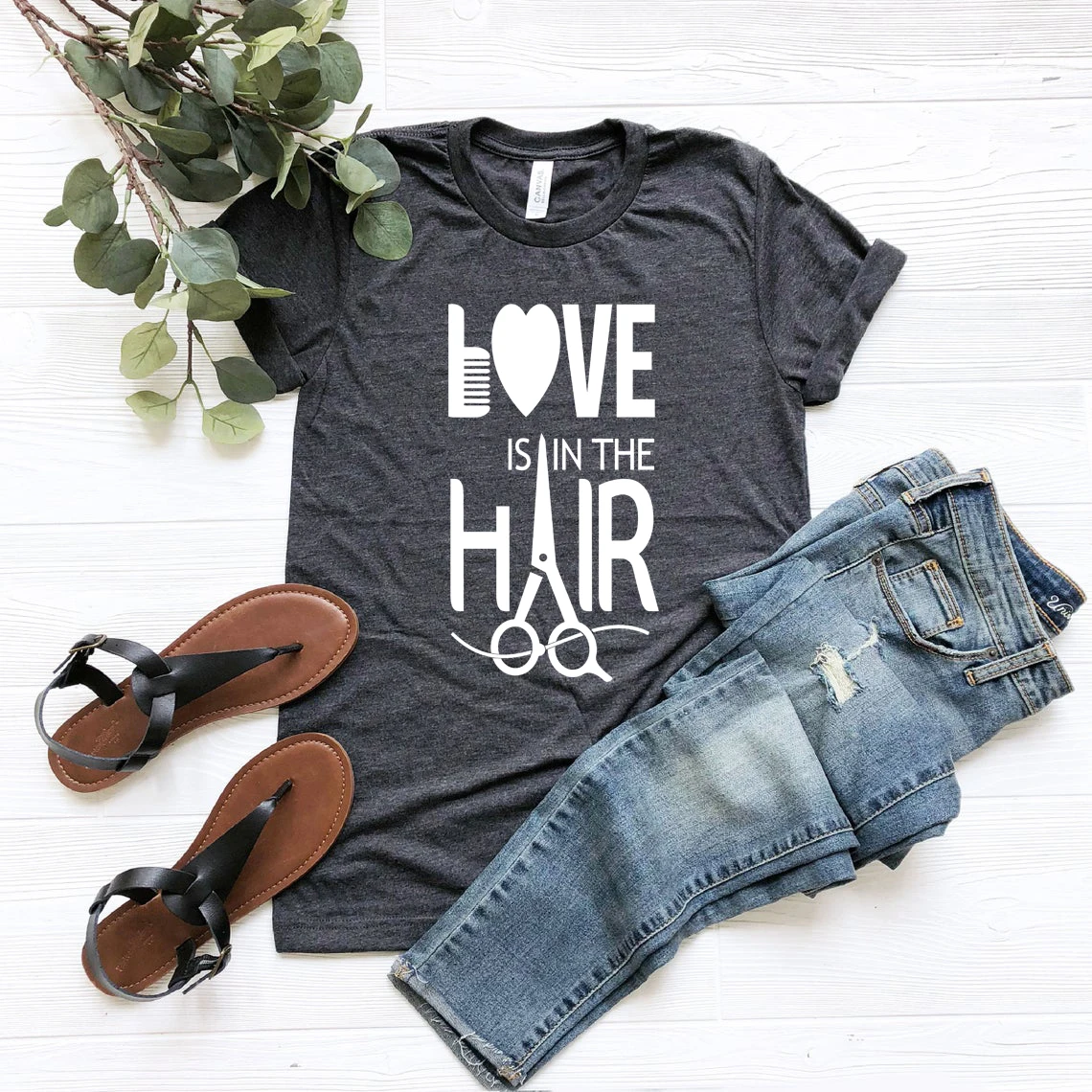 

Женская футболка с надписью «Love Is In The Hair»