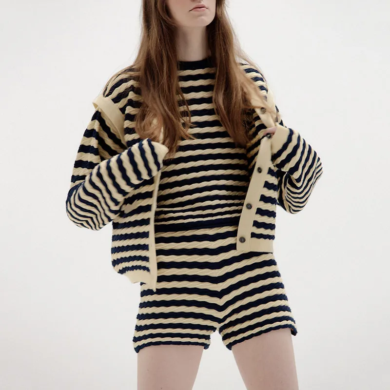 Женский кардиган с V-образным вырезом модельный абрикосового и черного цветов