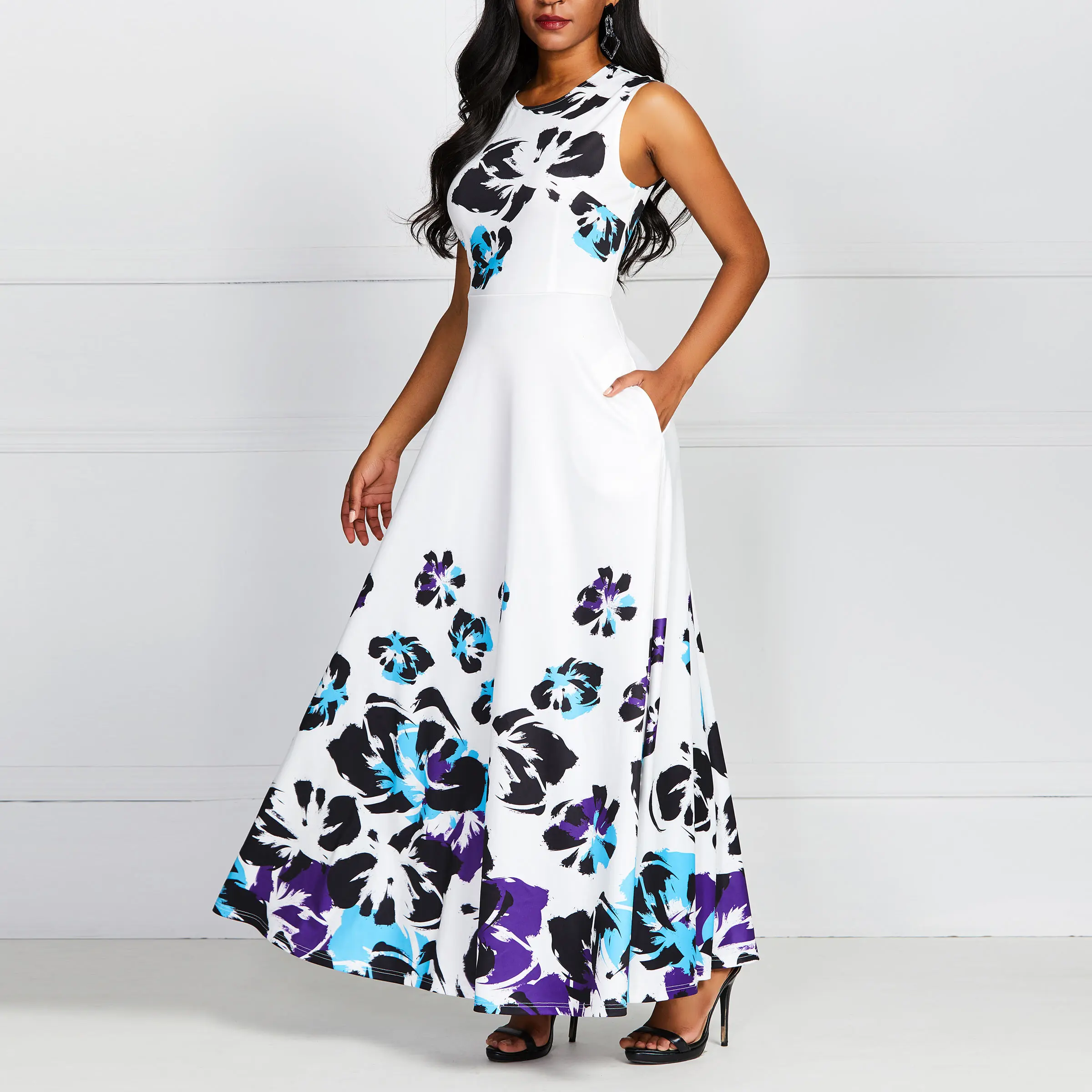 Женское платье макси без рукавов белое винтажное с цветочным принтом и карманом