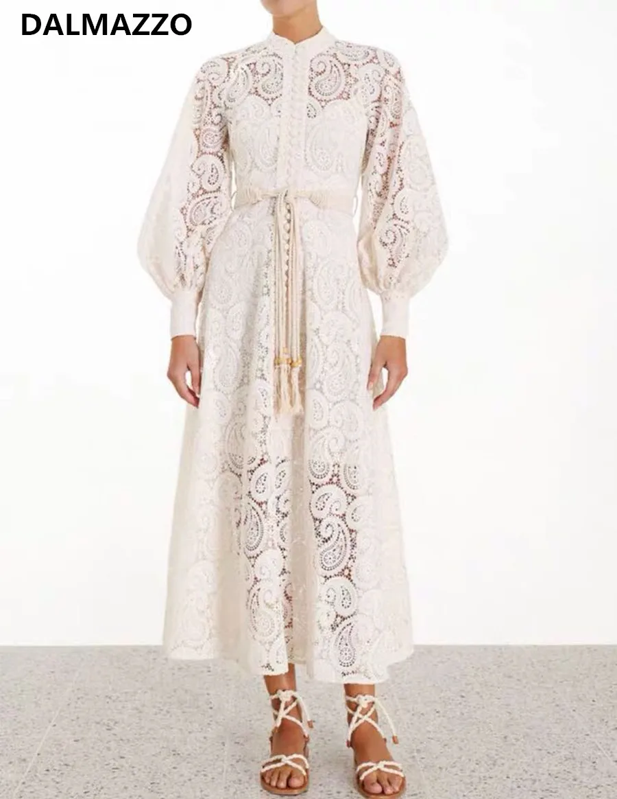 Женское длинное кружевное платье белое ажурное с воротником стойкой и шнуровкой