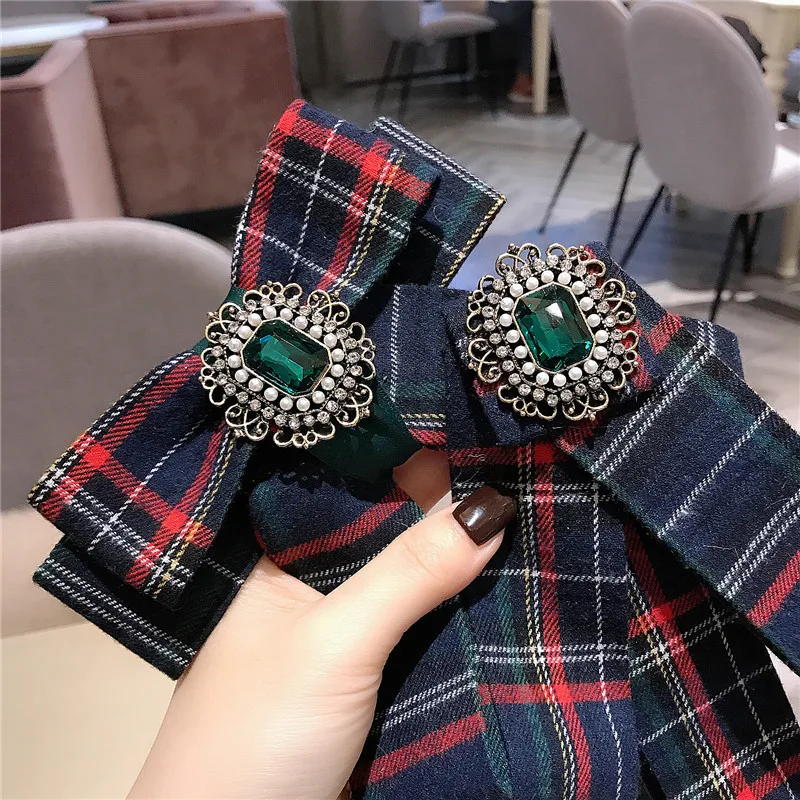 Колледжа решетки с украшением в виде кристаллов брошь для галстука-бабочки