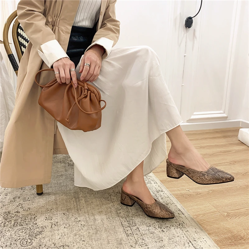 FEDONAS/женские босоножки Новинка 2021 года Сезон весна лето Полушлепанцы со змеиным