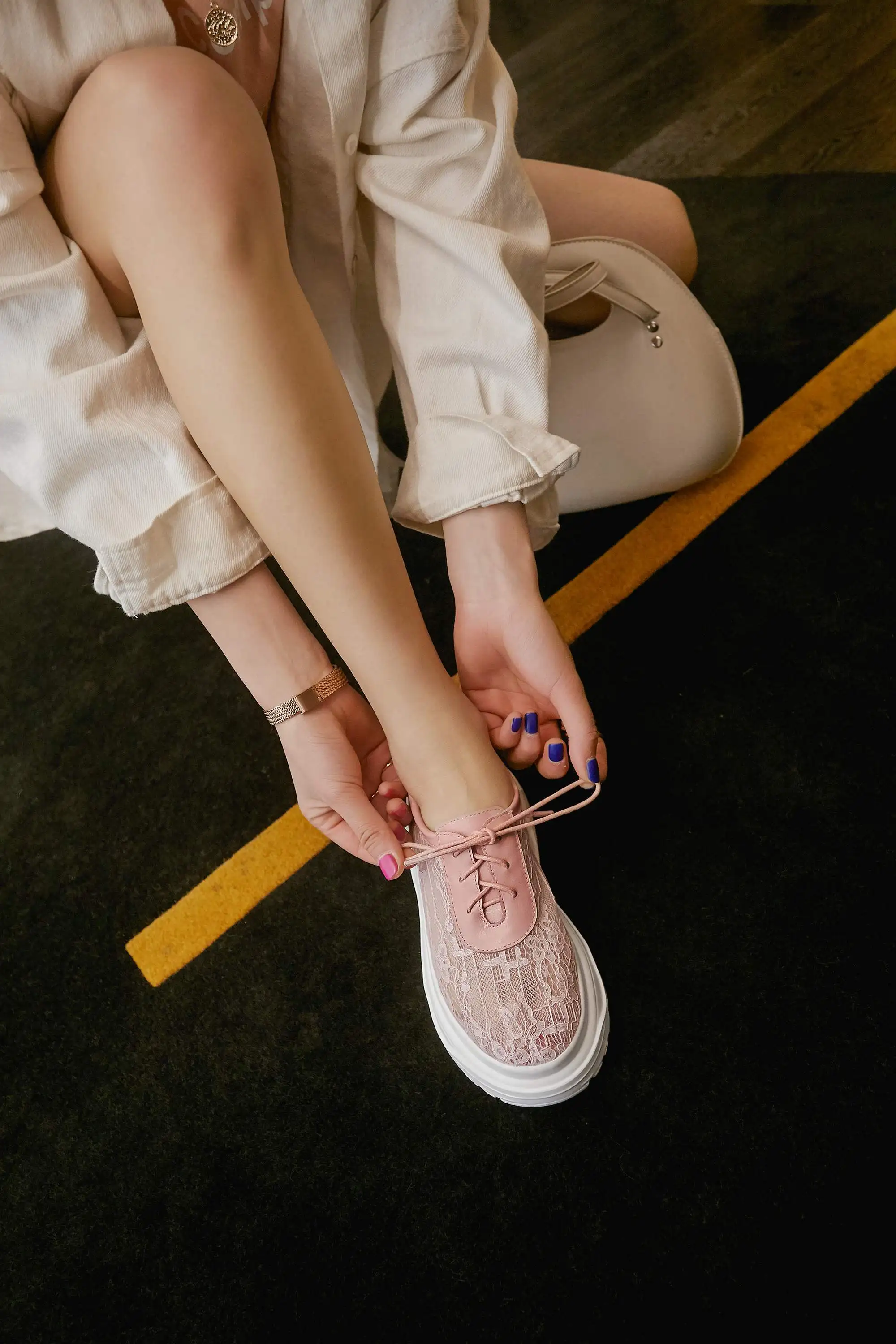 

Krazing pot cow leather round toe thick bottom white sneaker lace up embroidered leisure young lady women vulcanized shoes L4f2