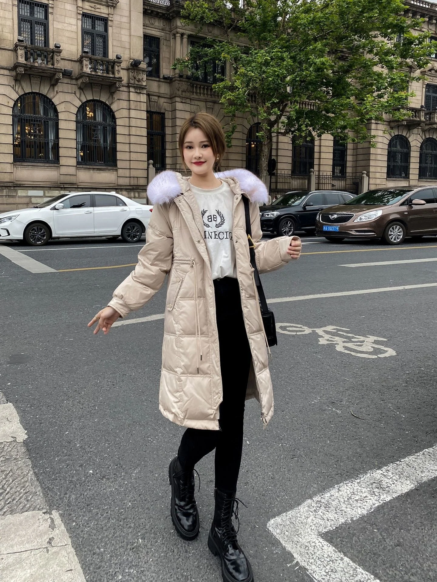 

Новинка Зима 2021, суперсредняя и длинная Корейская версия, модный теплый темпераментный светильник лый тонкий женский пуховик на белом утин...