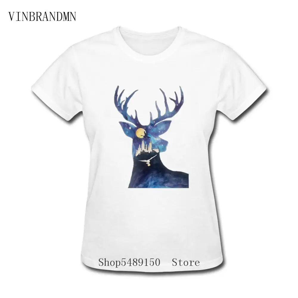 Классическая женская футболка с геометрическим рисунком головы оленя забавными