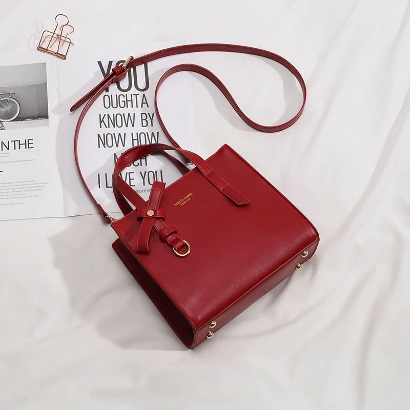 Сумка-мессенджер женская из экокожи саквояж на плечо в деловом стиле черного