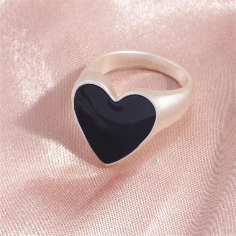 

Vintage Gold Enamel Heart Shape Finger Rings For Women Ladies White Black Red Love Heart Metal Ring Girls Party Jewelry