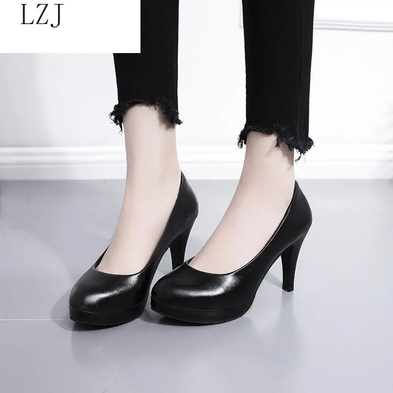 Женские туфли на платформе и блочном каблуке черные лодочки среднем для весны