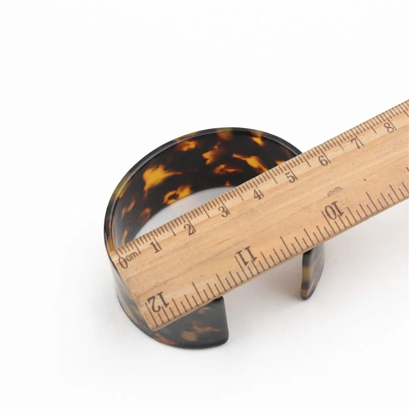 Открытый браслет из акрила уксусной кислоты в простой атмосфере