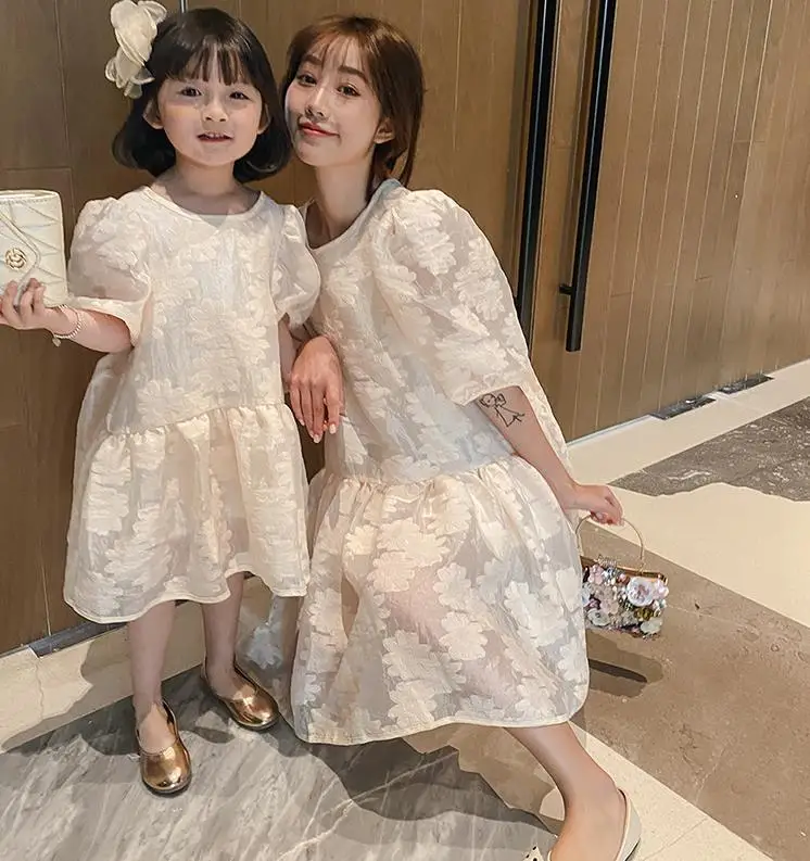 

2021 Семейные одинаковые наряды с пышными рукавами, кружевные длинные платья для мамы и дочки, детское летнее платье для мамы и девочки, прост...
