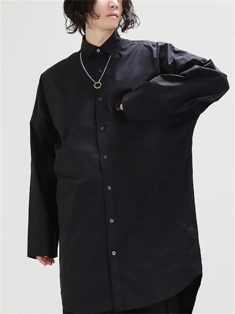 

Мужская рубашка средней длины с темным свободным силуэтом