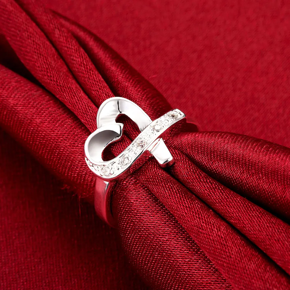 Женское кольцо из серебра 925 пробы с фианитом