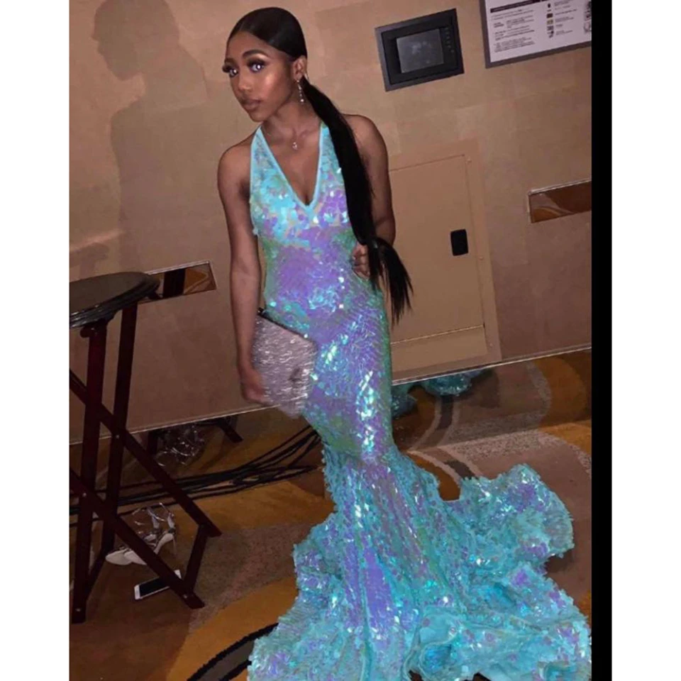 Женское вечернее платье с юбкой годе синее блестками и V-образным вырезом длинное