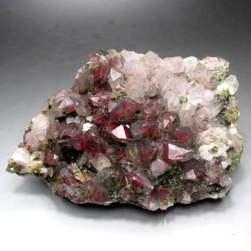 1554 г гематоидный фантомный кварцевый кластер с кристаллами эпидота и камни