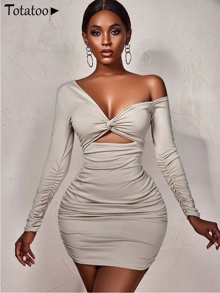 

Женское облегающее платье с открытым плечом и длинным рукавом