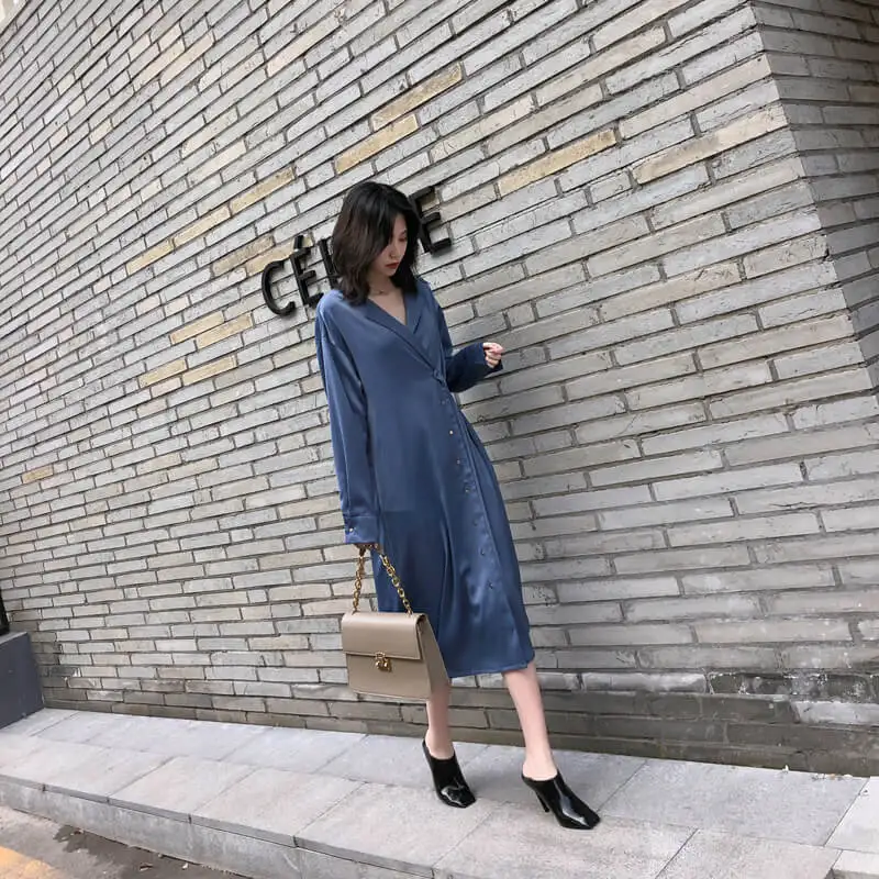 Платье-рубашка с отложным воротником и длинным рукавом средней длины сатиновое