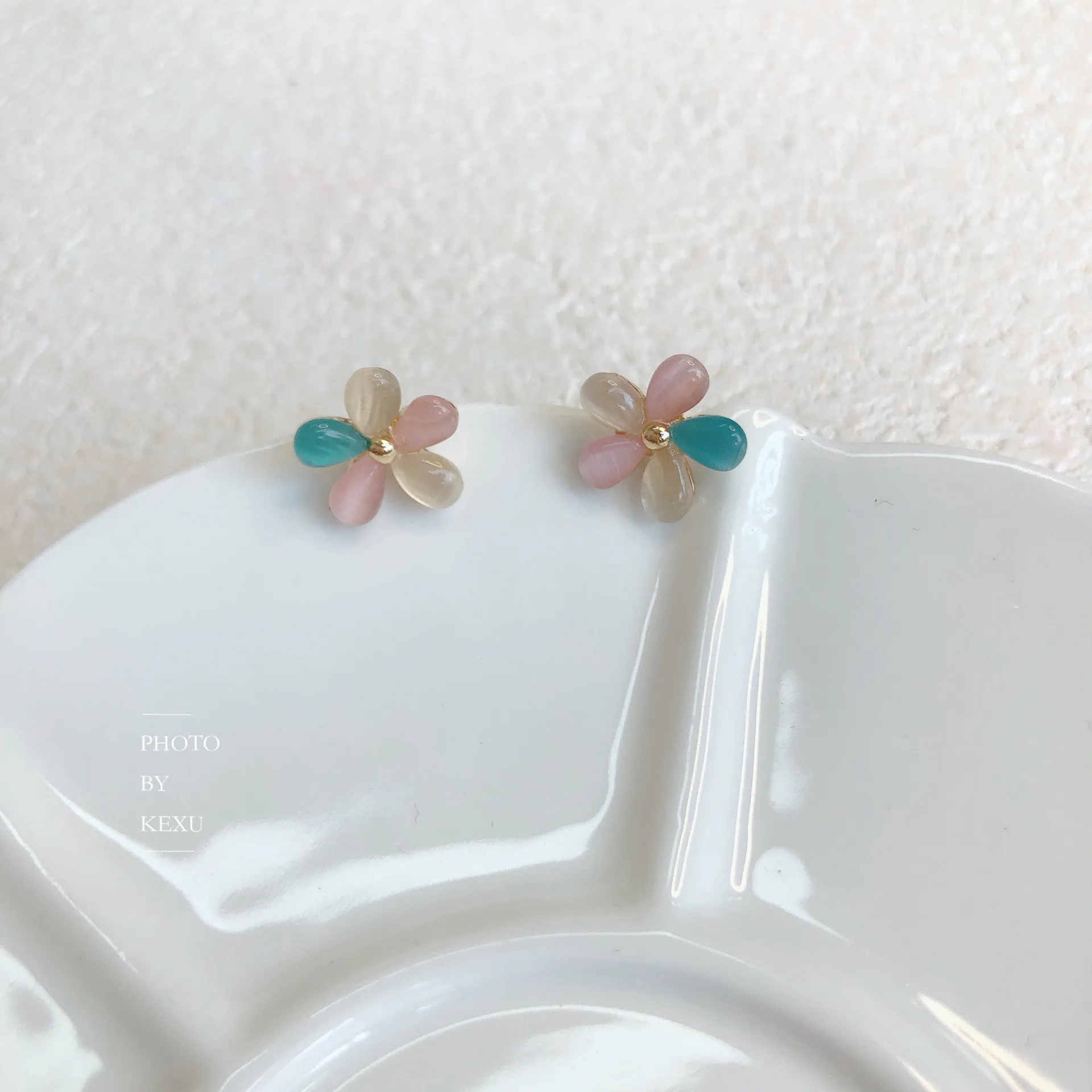 

Korean Fashion Translucent Color Resin Small Flower Stud Earrings Cute Elegant Simple Earrings Ear Clips Female Jewelry Gifts