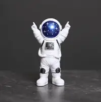 Статуэтка астронавта из смолы #1