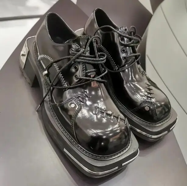 

Туфли женские из лакированной кожи, тяжелые, серебристые, металлические, в британском стиле, на шнуровке, квадратный носок, толстая подошва, ...