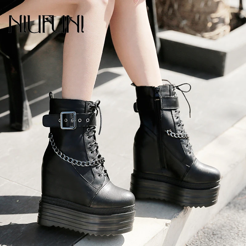 

Зимние женские ботинки с плюшевой подкладкой Ботинки Martin на толстой танкетке с увеличенной цепочкой женская обувь черного цвета с ремешком...