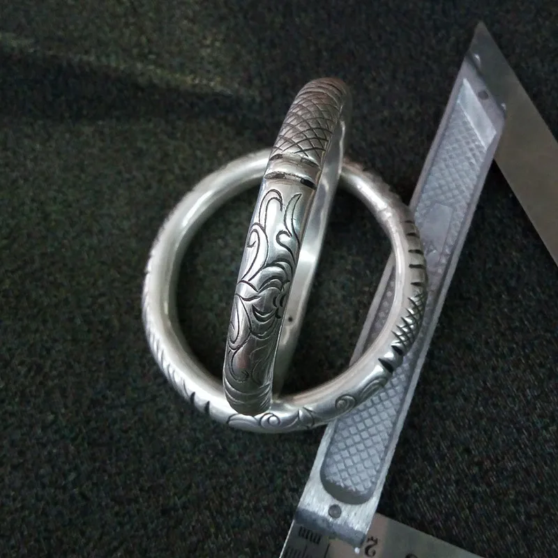 Очаровательная Ручная резьба милое улыбающееся лицо Miao Серебряная полый