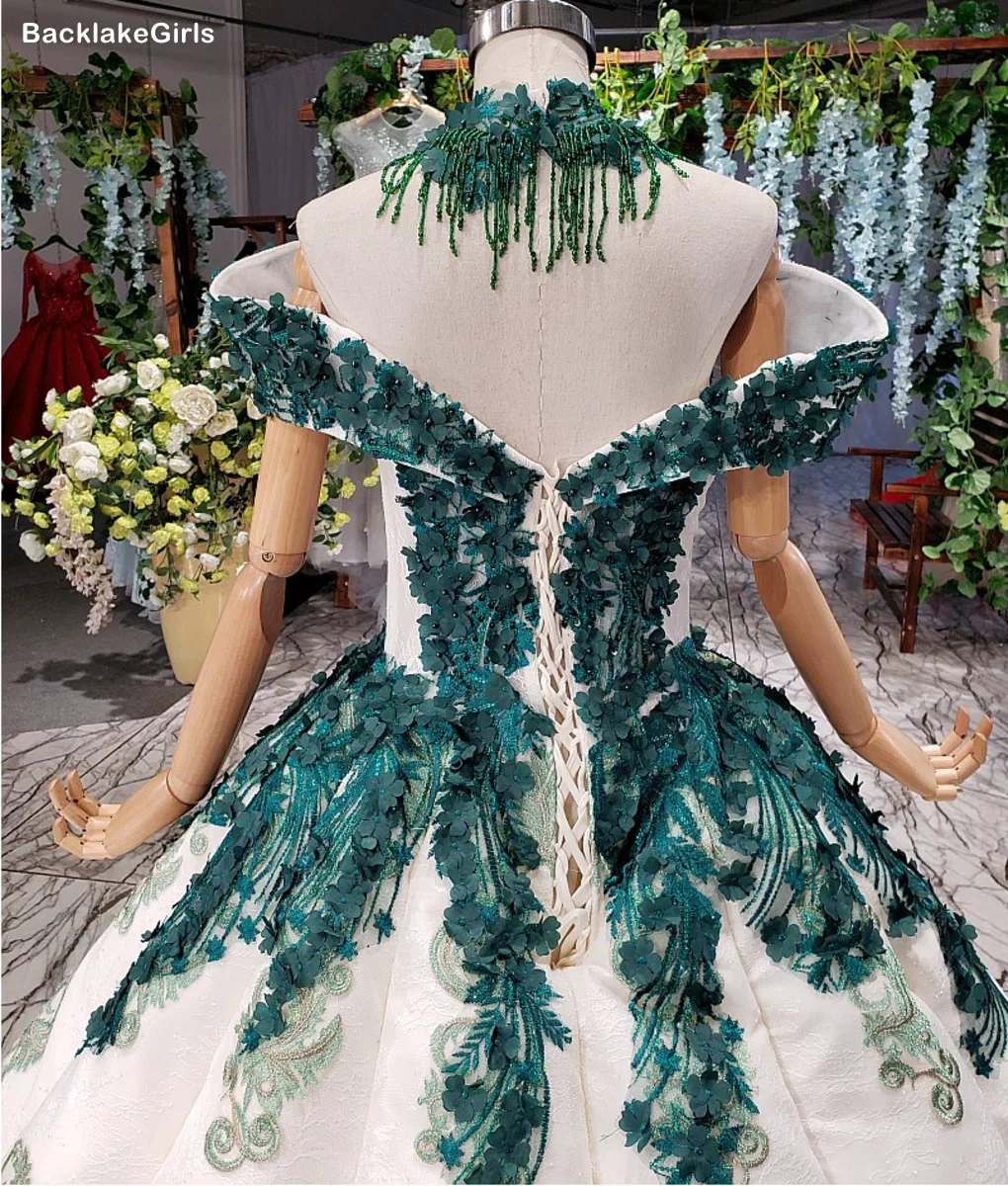 Пышное зеленое свадебное платье в пол с высокой горловиной и короткими рукавами