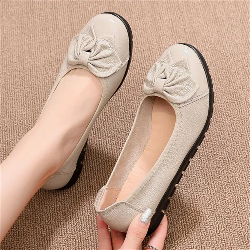 

Soft sole mother shoes leather single shoes middle-aged and elderly women's cowhide shoes autumn shallow mouth flat peas shoes