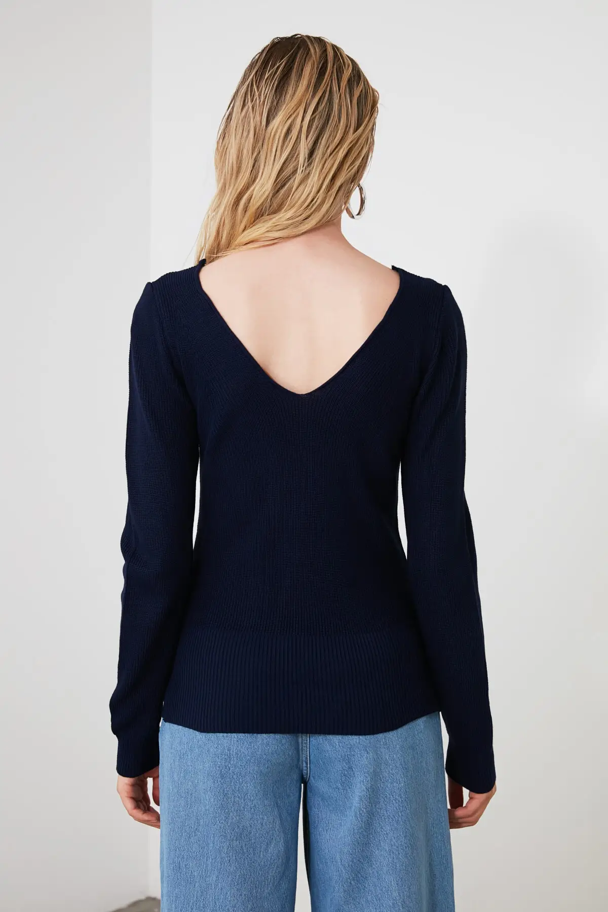 

Trendyol V Collar Knitwear Sweater TWOAW21KZ0656