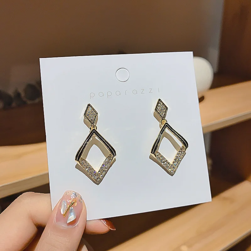 

Retro Light Luxury High Sense 925 Silver Needle Diamond With Exaggerated Temperament Net Red Earrings Female