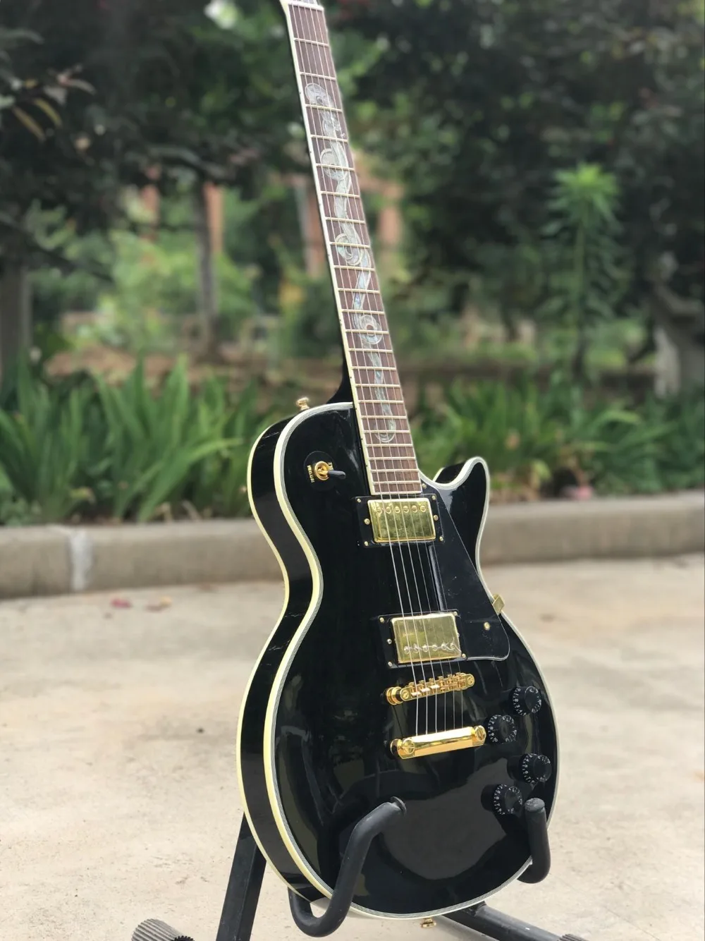 

Custom shop,black color electric guitar,custom 6 stings guitarra, Rosewood fingerboard gitaar.high quality pickups