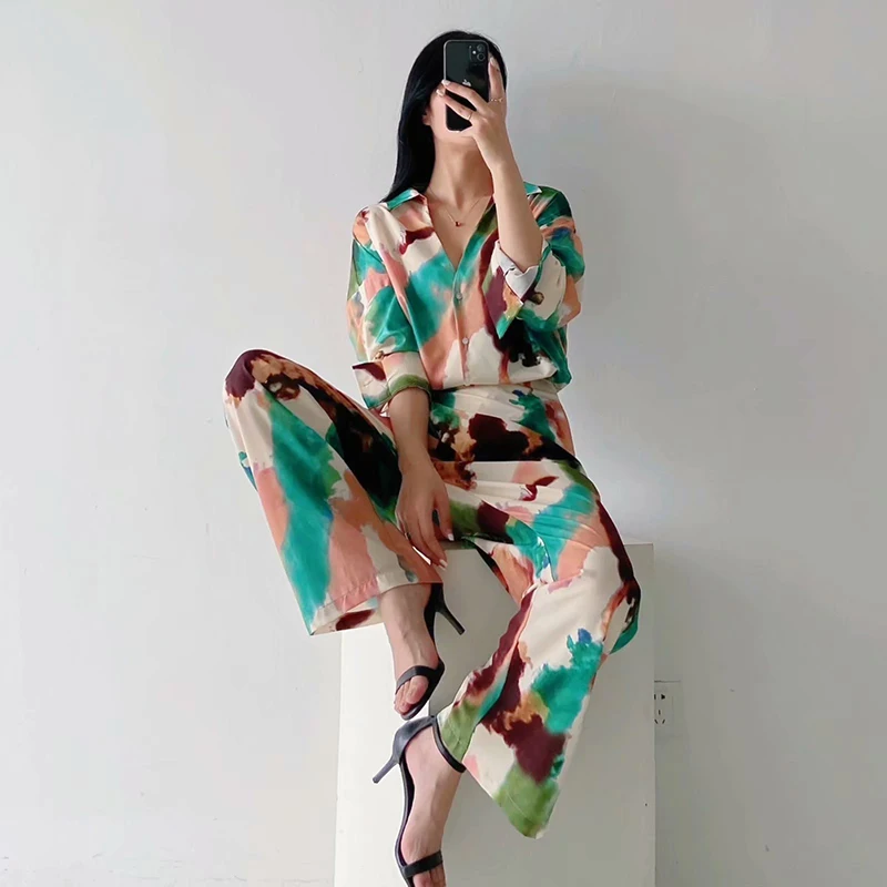 

Женская рубашка с V-образным вырезом и завышенной талией