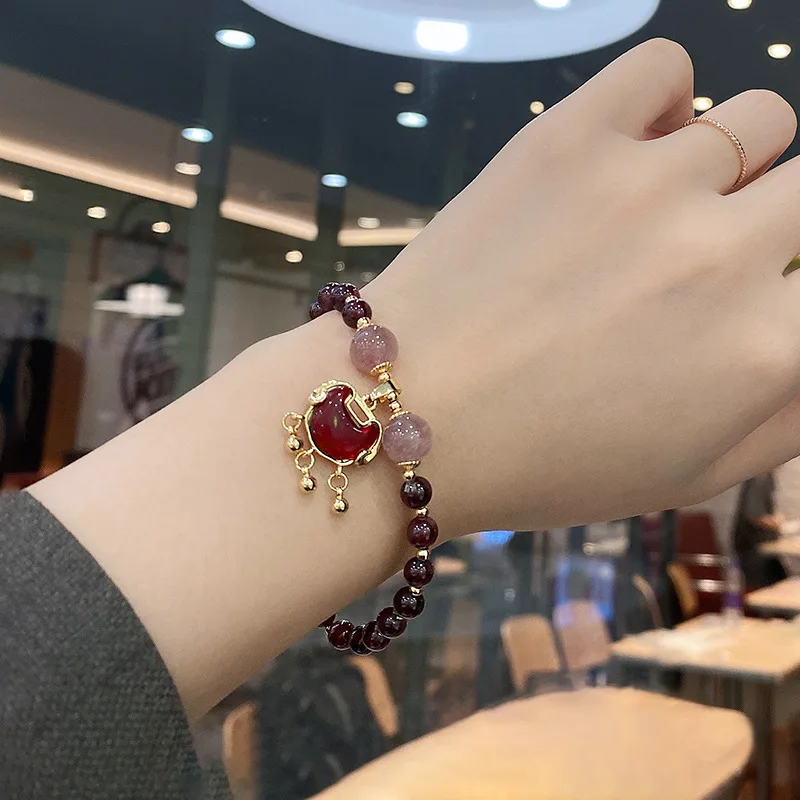 Браслеты в этническом стиле с бусинами из натурального красного граната и форме