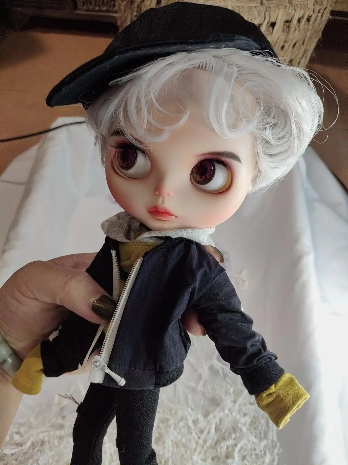 

Gray hair, fashion boys don't include clothes.