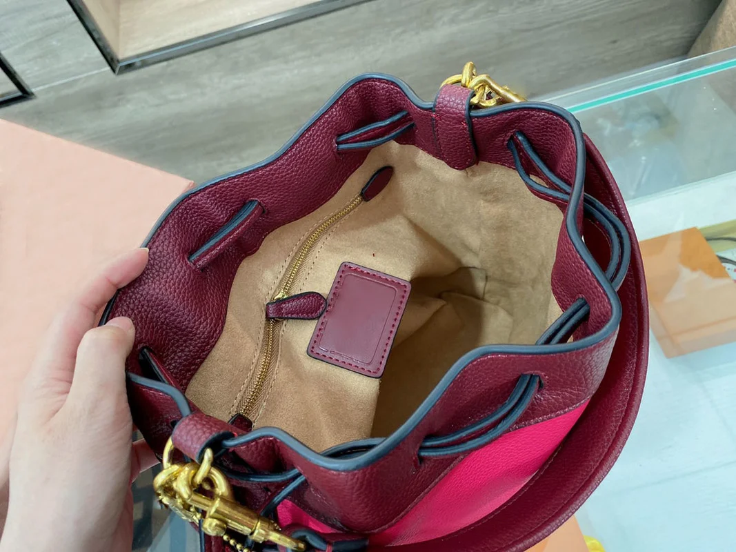 

100813 2021New women's fashionable light super versatile Bucket Bag