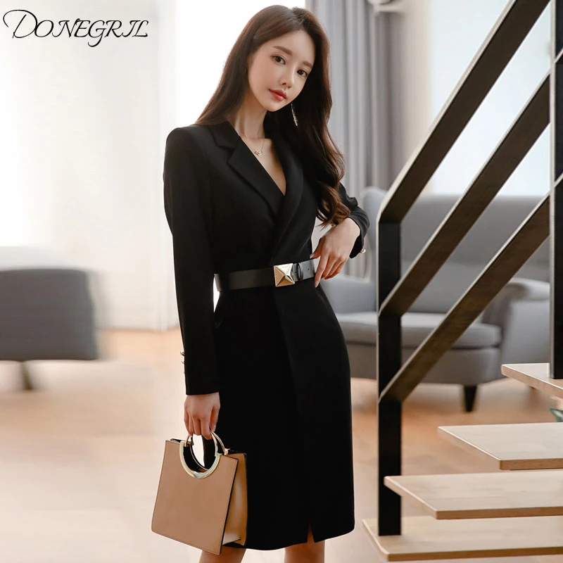 Женское офисное платье футляр с поясом черное облегающее карандаш длинным