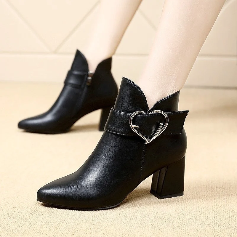 

2021 winter new versatile short boots women's spring and autumn Plush thick heel round head high heels side zipper love naked