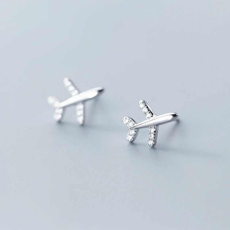Женские маленькие серьги-гвоздики в виде самолета из серебра 925 пробы с фианитом