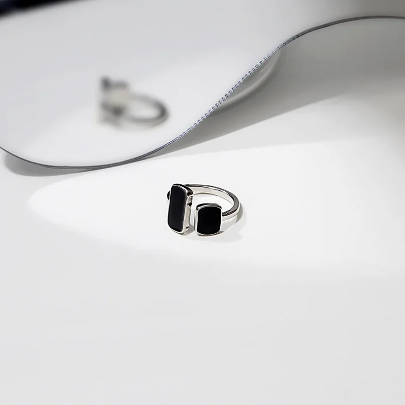 Женское кольцо с маргариткой и бабочкой черное в готическом стиле | Украшения