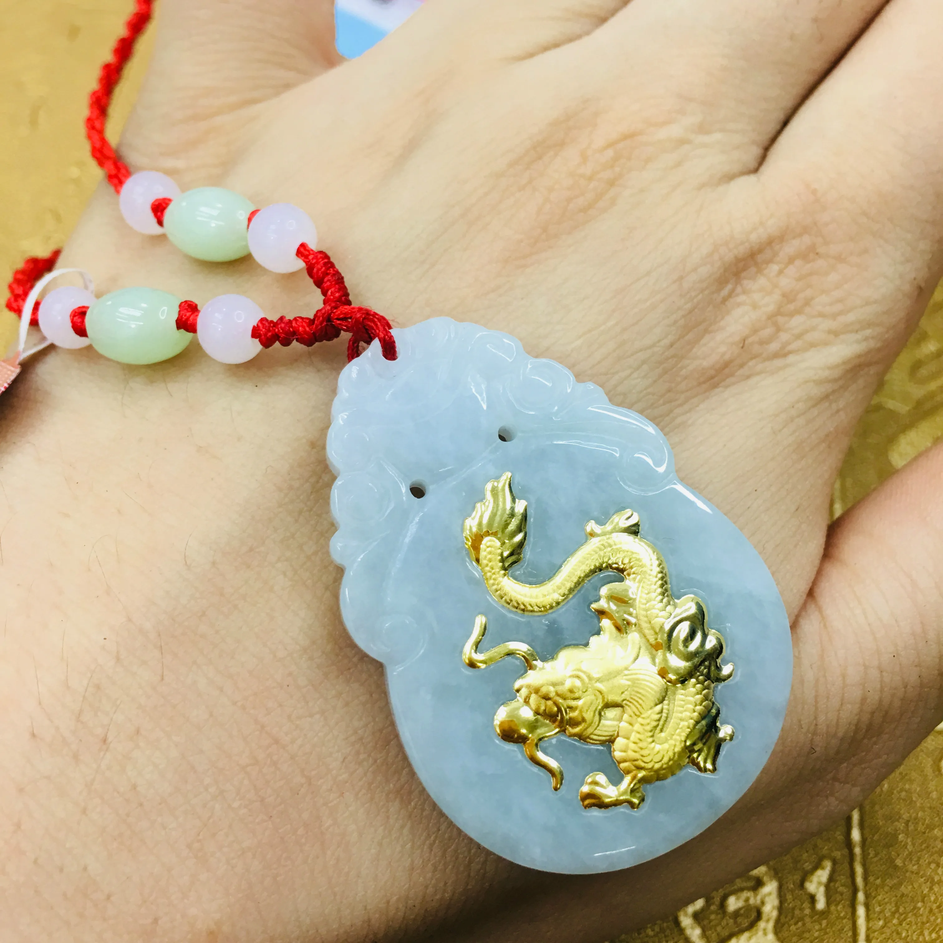 Отправить сертификат большой участок натурального бирманского нефрит