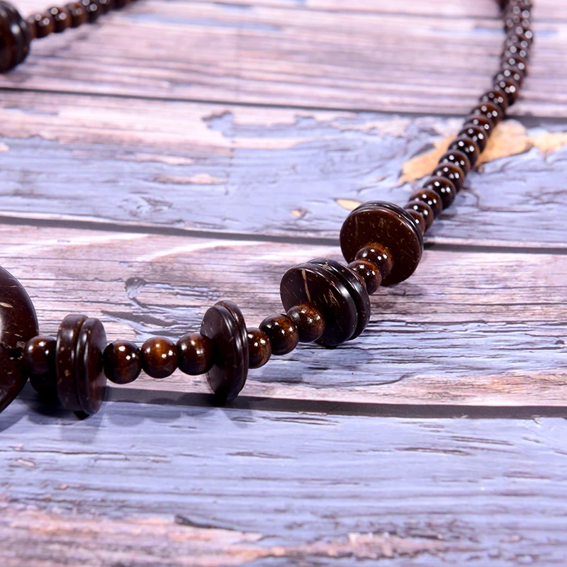 Ожерелье и кулон ручной работы из бусин коричневого цвета дерева в стиле бохо |