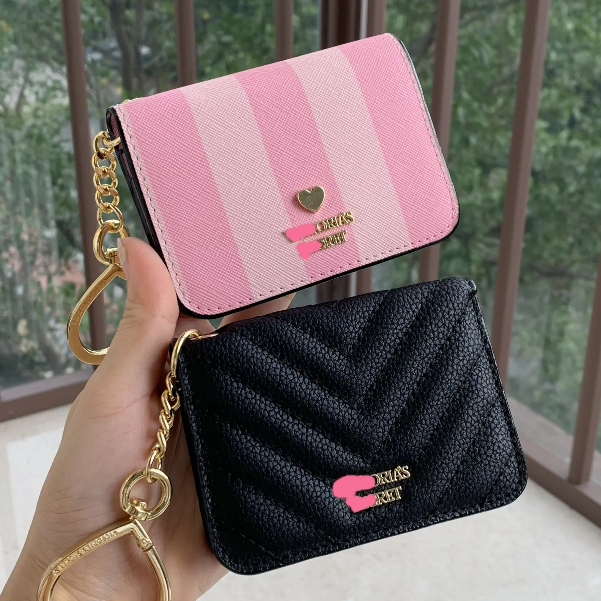 

Чехол для кредитных карт с V-образным вырезом и сердечком