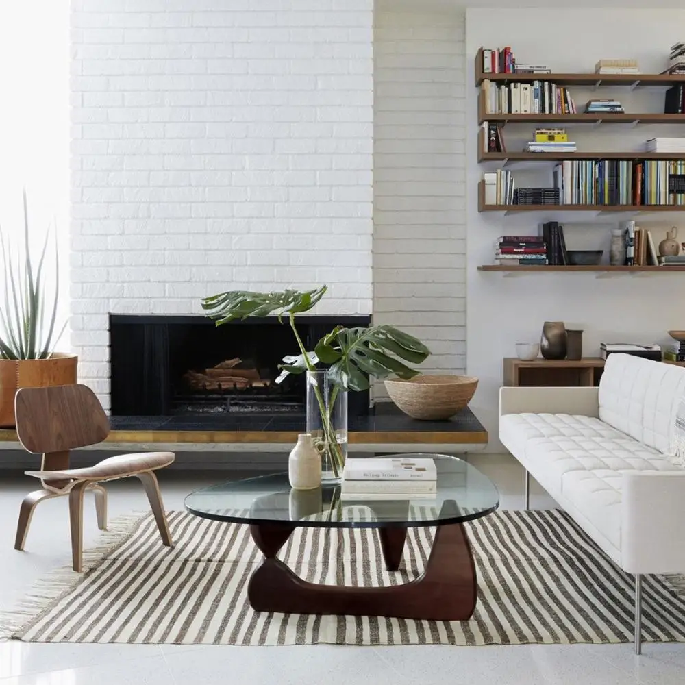 Треугольный стеклянный журнальный столик винтажный и деревянный стол с