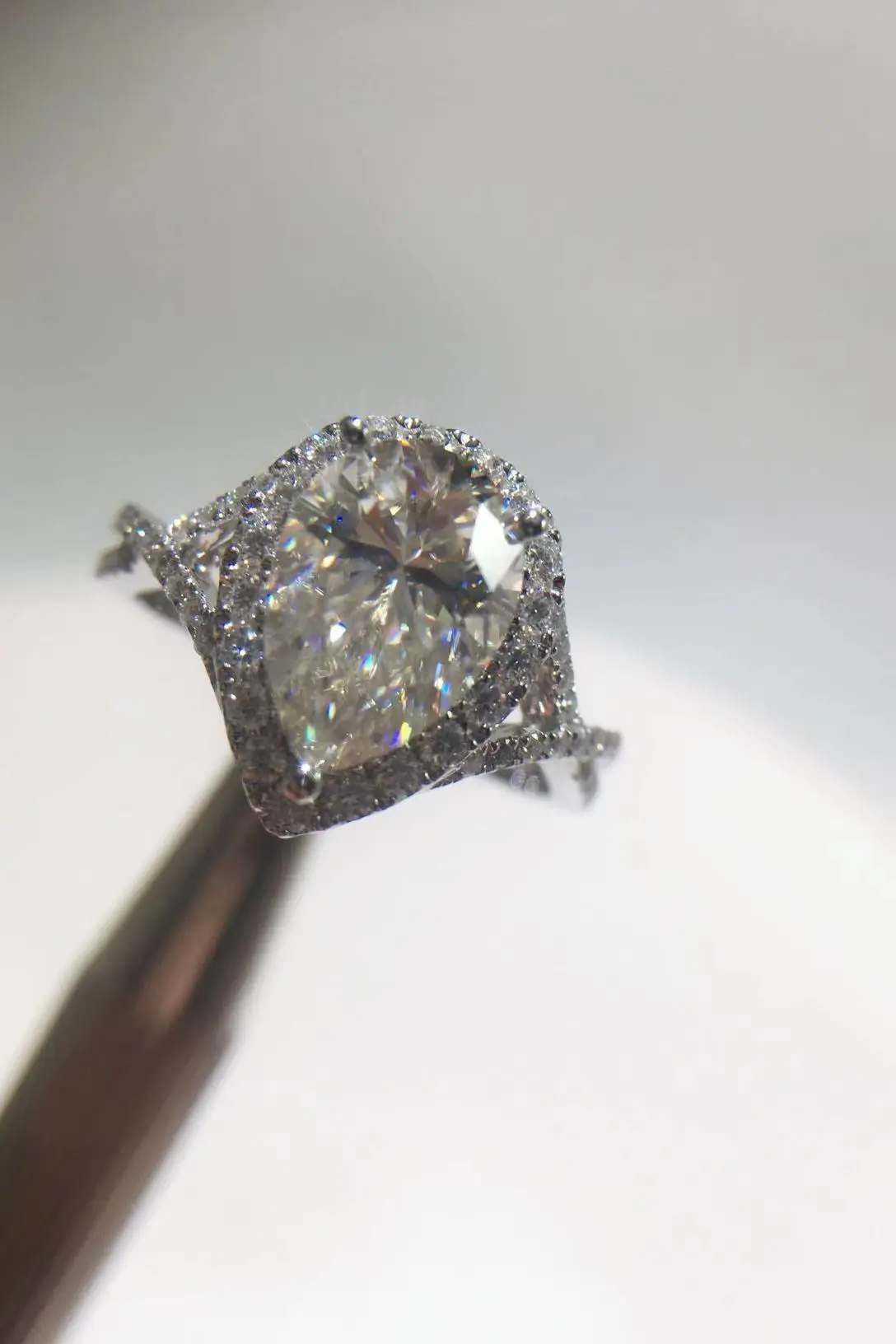 

18K gold 2 carats drop-shaped pear-shaped VVS D color moissanite full diamond luxury special-shaped ladies ring
