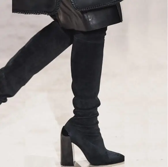 Новое поступление; сапоги до колена из эластичной ткани; пикантные женские сапоги для подиума с острым носком на толстом каблуке; цвет коричневый, черный; замшевые сапоги для верховой езды
