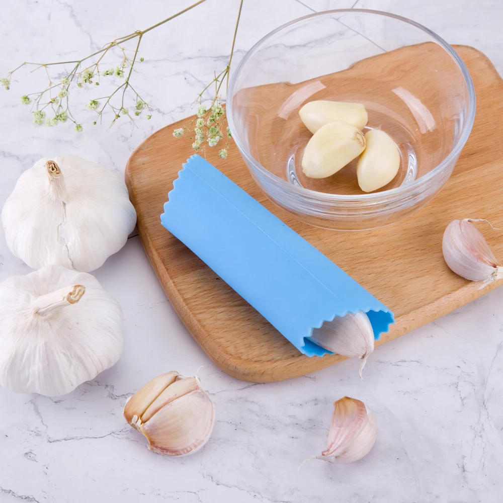 Комплект из 3 предметов: устройство для очистки чеснока от шелухи силиконовая