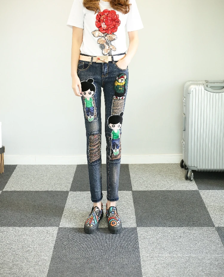 Рваные джинсы с дырками женские брюки на весну и осень 2019 вышивкой Мультяшные