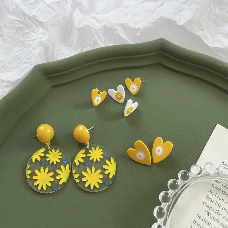 

U-Magical Designed Yellow Flower Love Heart Circle Dangle Earrings for Women Exquisite Arcylic Daisy Party Earrings Jewelry