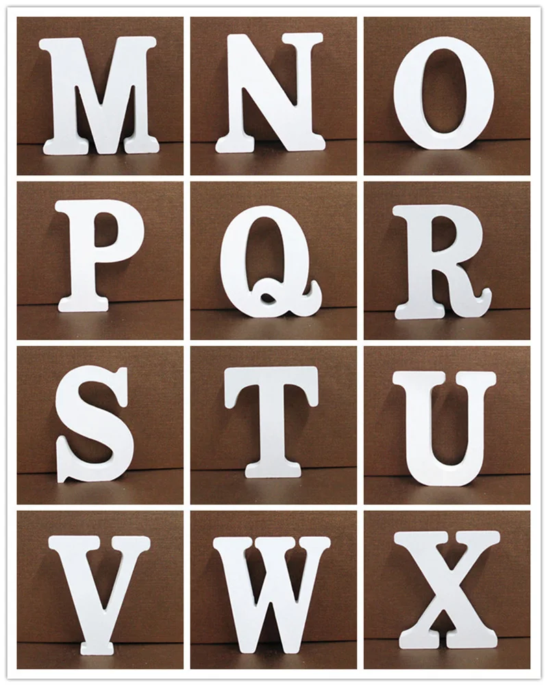 С изображением белого деревянного пола на английском языке числа буквы алфавита