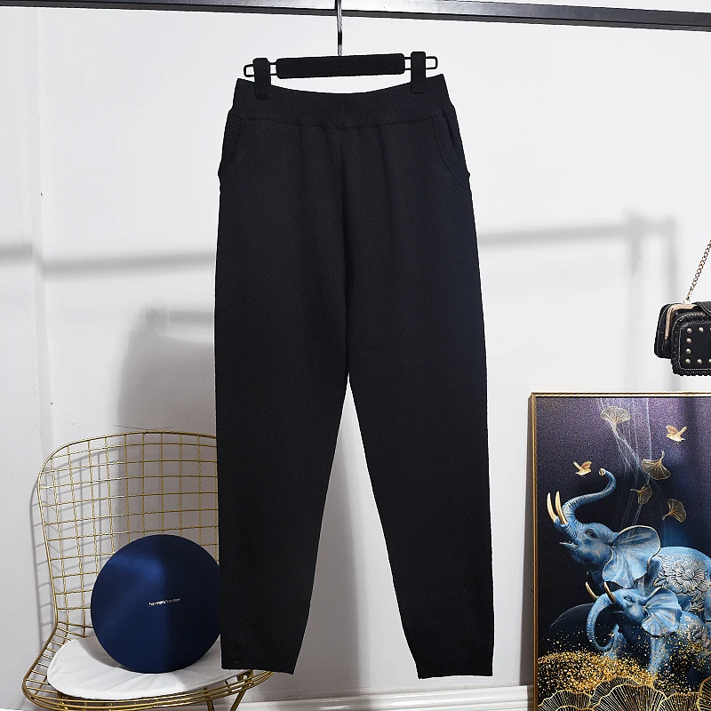 Костюм спортивный женский трикотажный черного цвета с бусинами и кисточками |