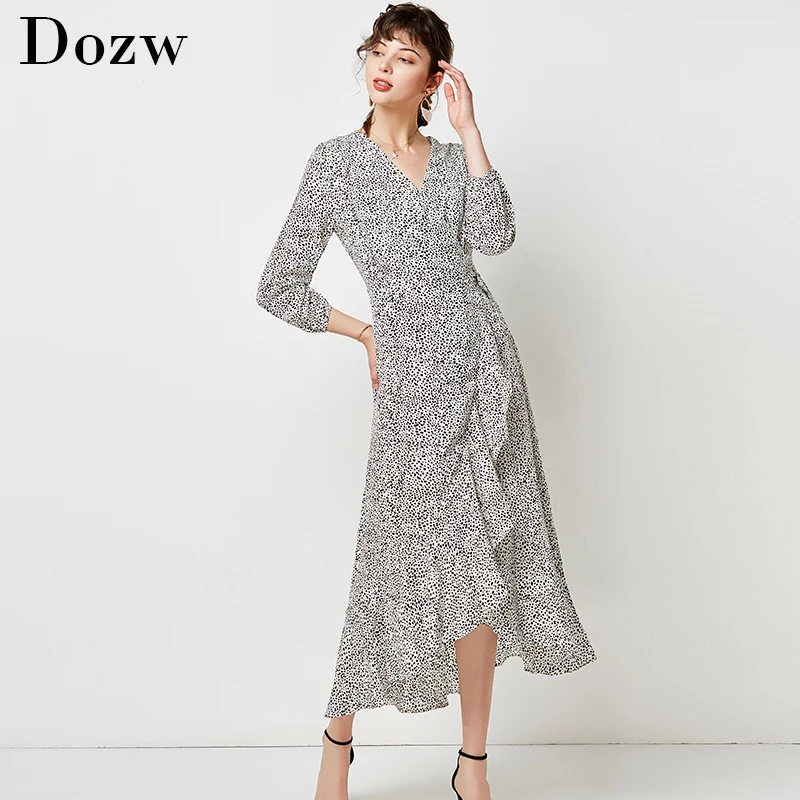 Женское длинное платье с запахом повседневное белое макси в горошек разрезом